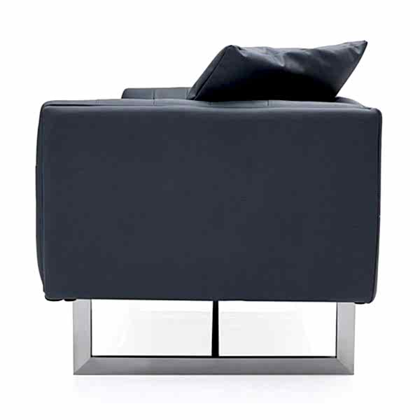 contemporary aesthetics in our low-back capitone sofa, elegantly supported by metal legs.
